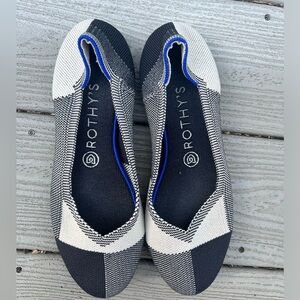 Black and white Rothy’s round toe flats